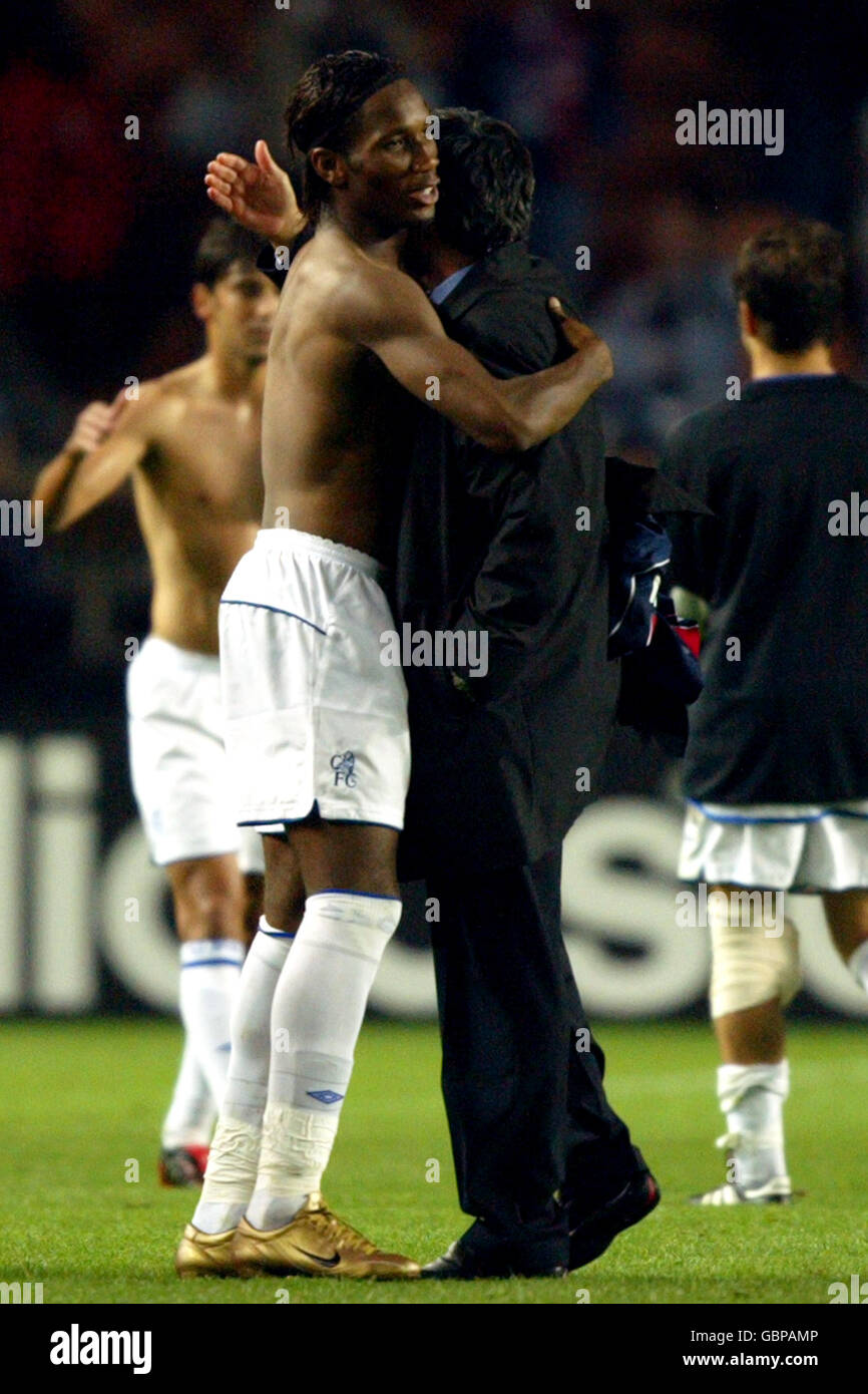 Fußball - UEFA Champions League - Gruppe H - Paris Saint Germain gegen Chelsea. Chelseas Didier Drogba feiert am Ende des Spiels mit Manager Jose Mourinha, nachdem er 2 Tore gegen Paris Saint Germain erzielt hatte Stockfoto
