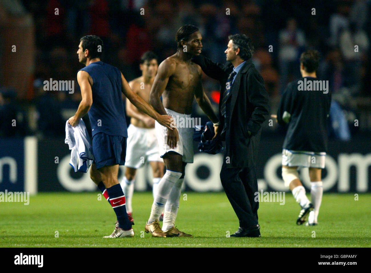Fußball - UEFA Champions League - Gruppe H - Paris Saint Germain gegen Chelsea. Chelseas Didier Drogba feiert am Ende des Spiels mit Manager Jose Mourinha, nachdem er 2 Tore gegen Paris Saint Germain erzielt hatte Stockfoto