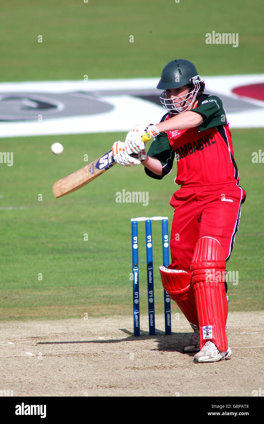 Cricket - ICC Champions Trophy 2004 - Sri Lanka / Simbabwe. Simbabwes Brendan Taylor trifft vier Läufe Stockfoto