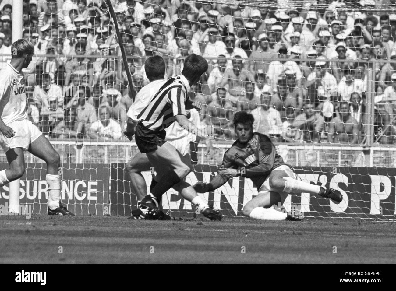 Fußball - Barclay's League Division Three - Play-Off Final - Notts County gegen Tranmere Rovers - Wembley Stadium. Tommy Johnson von Notts County sieht, wie sein Schuss den Torhüter von Tranmere Rovers, Eric Nixon, schlug, um das Tor zu eröffnen. Stockfoto
