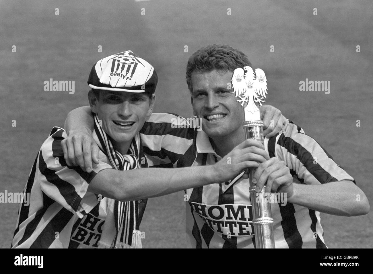 Die beiden Torschützenkönige Tommy Johnson (l) und Craig Short (r) von Notts County mit der drei Play-Off-Trophäe der Barclay's League Division, nachdem ihr Team sich eine Beförderung gesichert hatte. Stockfoto