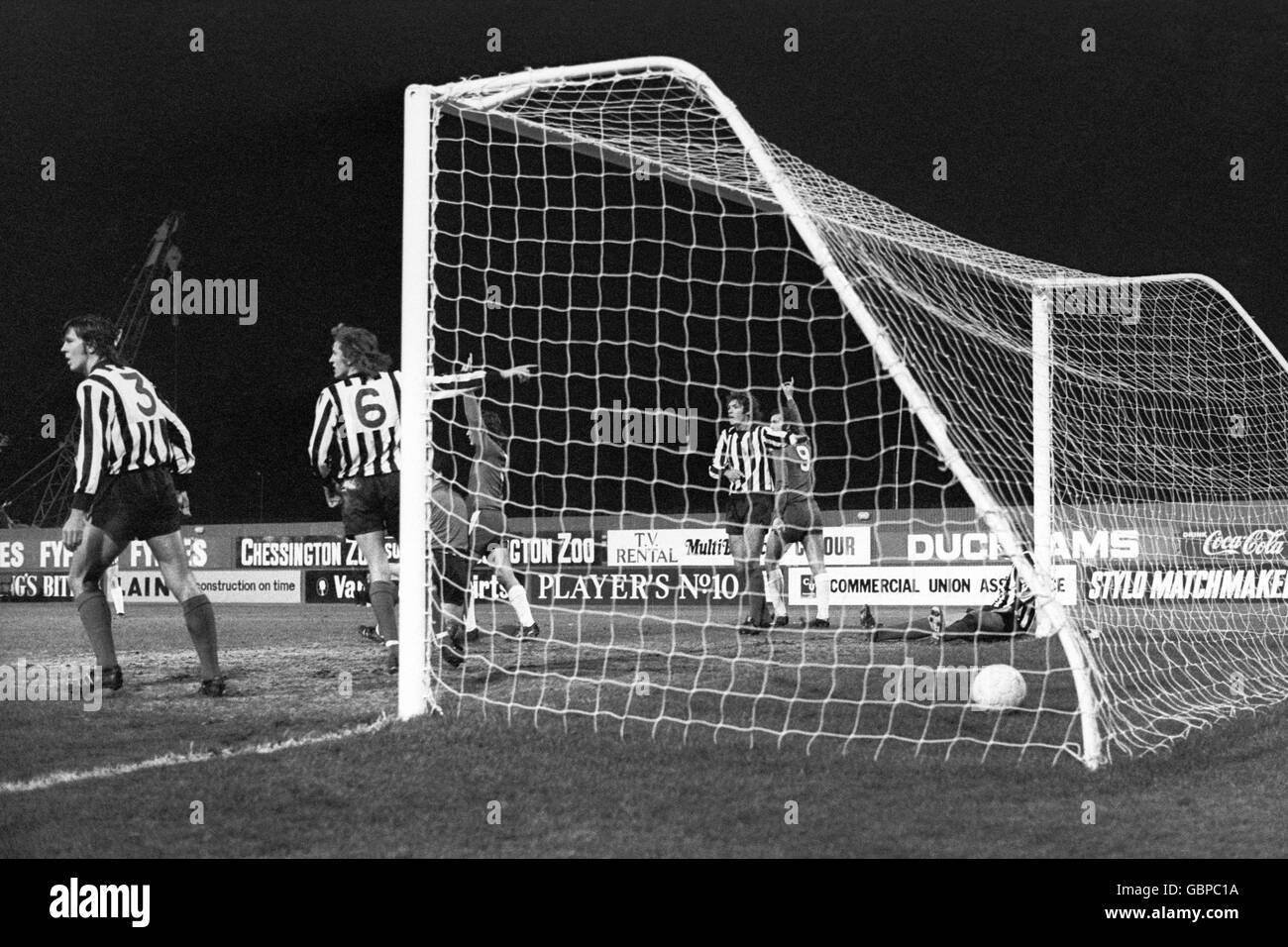 Fußball - League Cup - Viertelfinale - Chelsea gegen Notts County - Stamford Bridge. Bob Worthington (3) und Brian Stubbs (6) von Notts County bestreiten Peter Osgood (9) Stockfoto