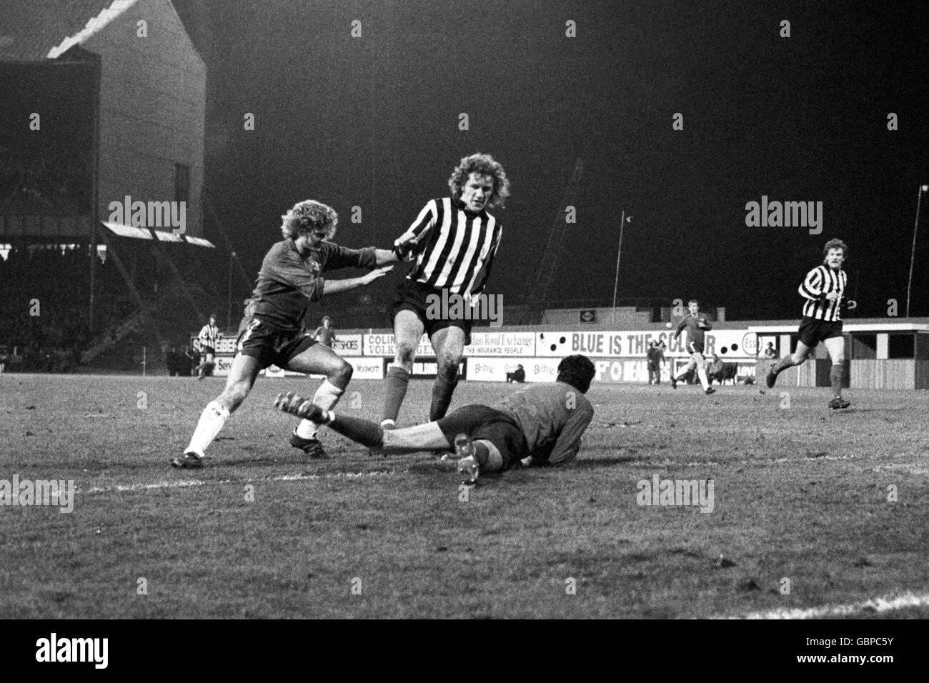 Torhüter Roy Brown von Notts County rettet vor Chelsea's Chris Garland, beobachtet von Brian Stubbs von Notts County. Stockfoto