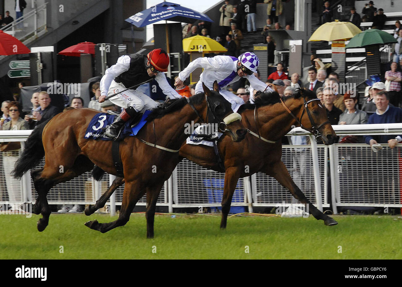 Kevin Manning überquert die Linie auf Coolcullen Zeiten zu gewinnen Boylesports Fon-a-Bet 1800 44 00 00 Handicap während der Boylesports.com Irish 2000 Guineas Day auf Curragh Racecourse, Co. Kildare, Irland. Stockfoto