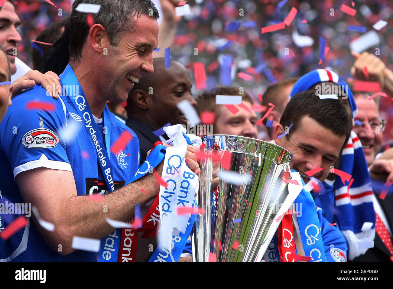 Barry Ferguson der Rangers (rechts) und Kapitän David Weir (links) feiern mit der Trophäe während des Spiels der Clydesdale Bank Premier League im Tannadice Park, Dundee, Schottland. Stockfoto