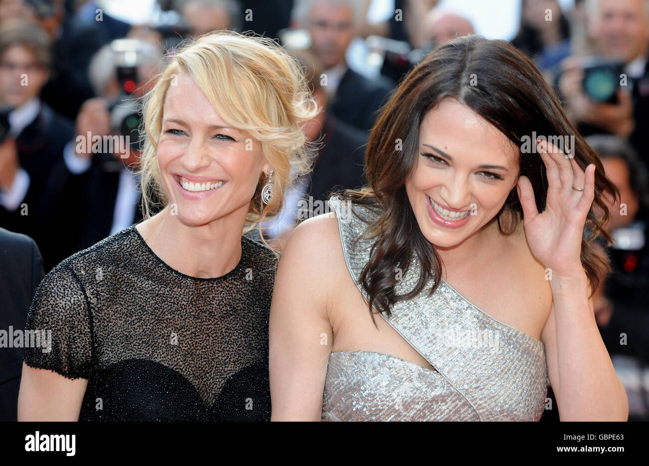 Robin Wright-Penn und Asia Argento kommen zur Premiere des neuen Films Coco Chanel und Igor Strawinsky, während der Filmfestspiele von Cannes, im Palais de Festival in Cannes, Frankreich. Stockfoto