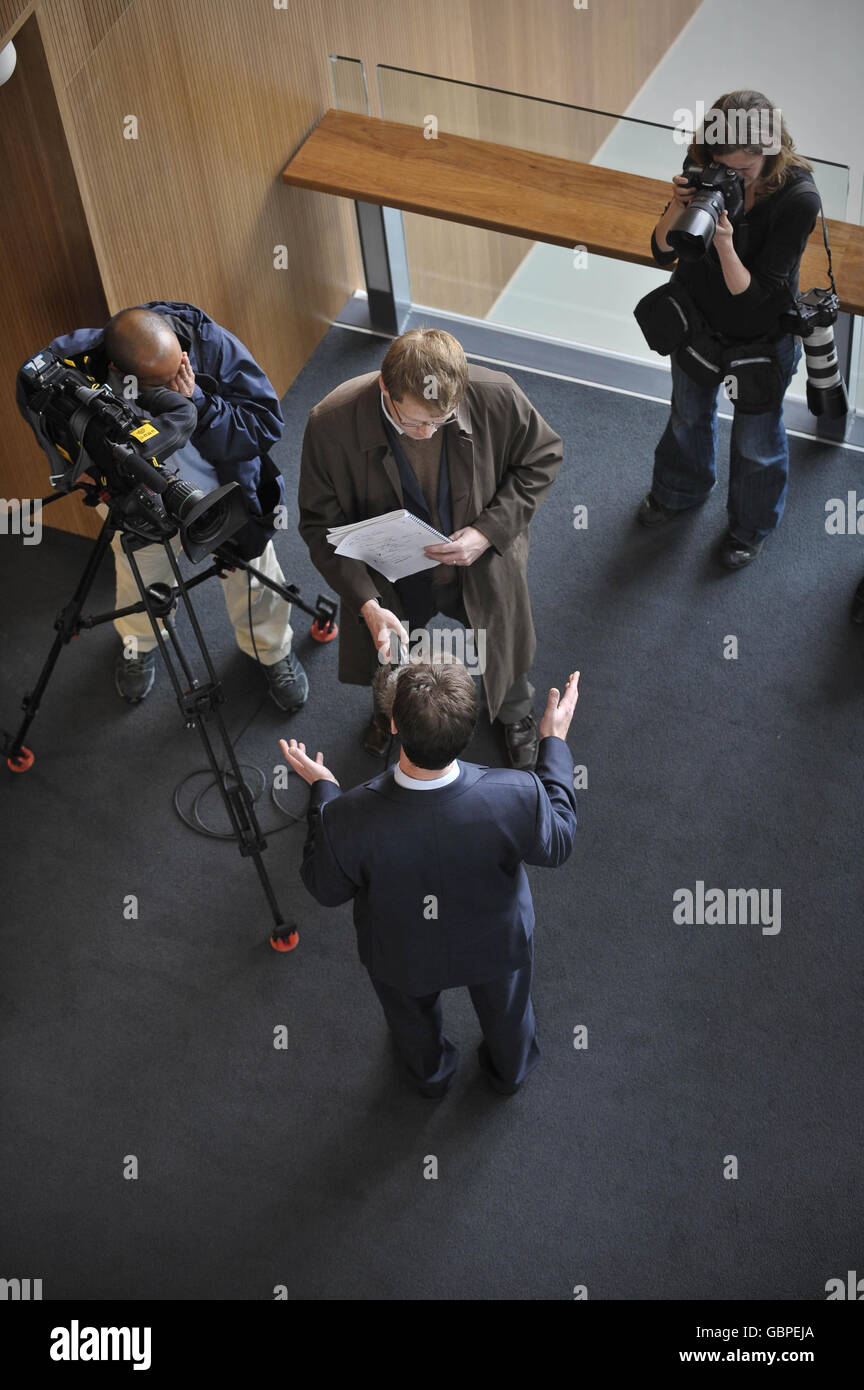 Der liberale Demokrat Nick Clegg spricht bei einem Besuch des Remix-Musikprojekts für junge Menschen in der Colston Hall, Bristol, mit den Medien. Stockfoto