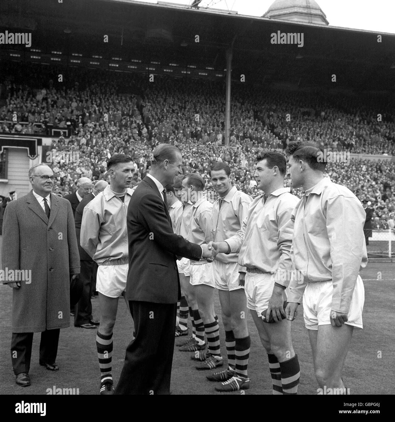 Burnley-Kapitän Jimmy Adamson (l) sieht als HRH die an Duke of Edinburgh (zweite l) Schüttelt Torhüter Adam Blacklaw die Hände (zweite R) Stockfoto