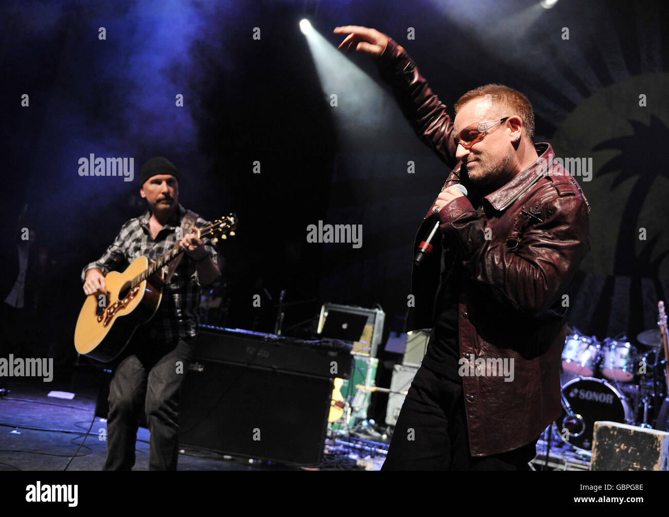 U2 begleiten Baaba Maal auf der Bühne, auf der gleichen Rechnung wie Yusuf Islam, im Shepherd's Bush Empire in West London im Rahmen der Island Records 50. Geburtstagsparty. Stockfoto