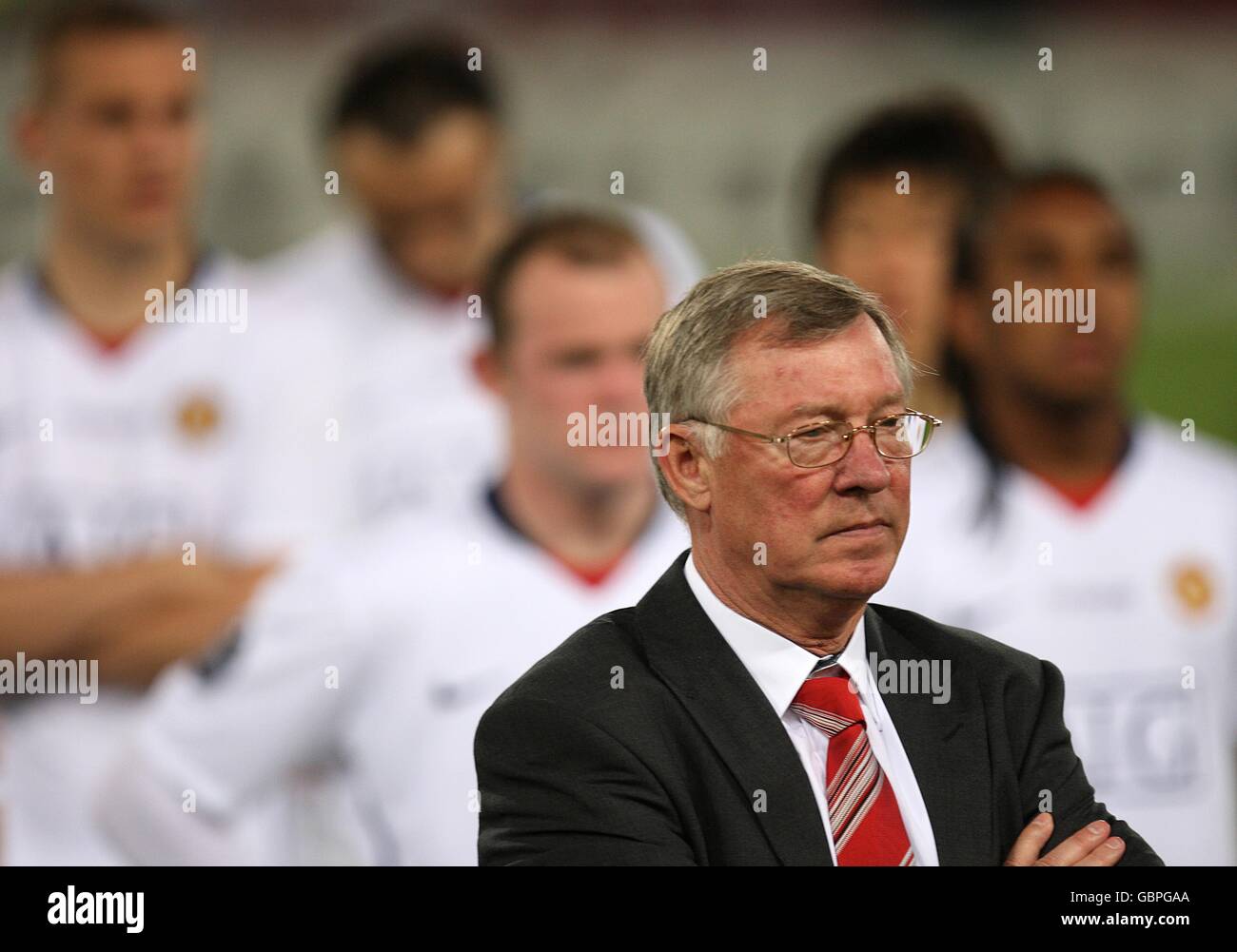 Sir Alex Feguson, Manager von Manchester United, wartet mit seinem Team darauf, die Nächstplatzierten zu gewinnen. Stockfoto