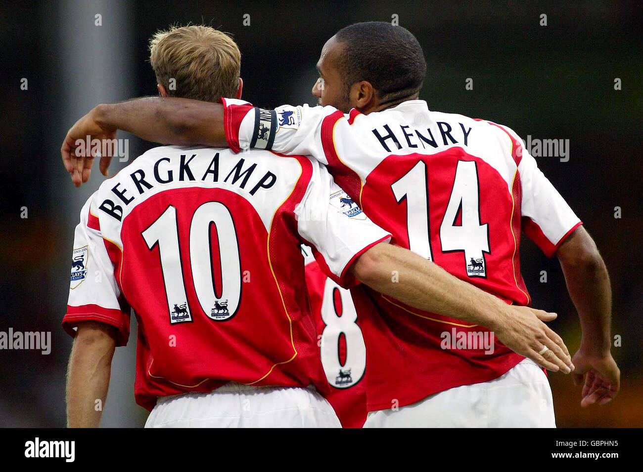 Fußball - FA Barclays Premiership - Norwich City / Arsenal. Thierry Henry von Arsenal feiert sein Tor gegen Norwich City mit Dennis Bergkamp Stockfoto