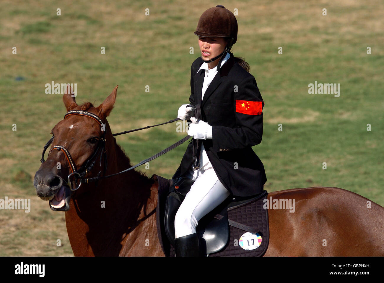 Moderner Fünfkampf - Olympische Spiele 2004 in Athen - Frauen - Springreiten. Chinas Lean Dong in Aktion gegen Carina Stockfoto