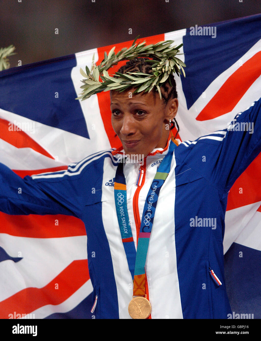 Leichtathletik - Olympische Spiele 2004 in Athen - 1500-m-Finale für Damen. Die britische Kelly Holmes mit ihrer Goldmedaille für die 1500m Stockfoto