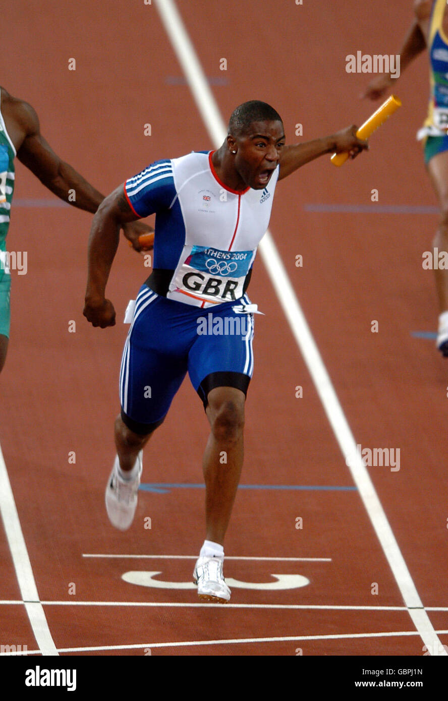 Der britische Mark Lewis-Francis feiert, wie er die 4x100 m bringt Staffel-Team nach Hause auf die Goldmedaille Stockfoto