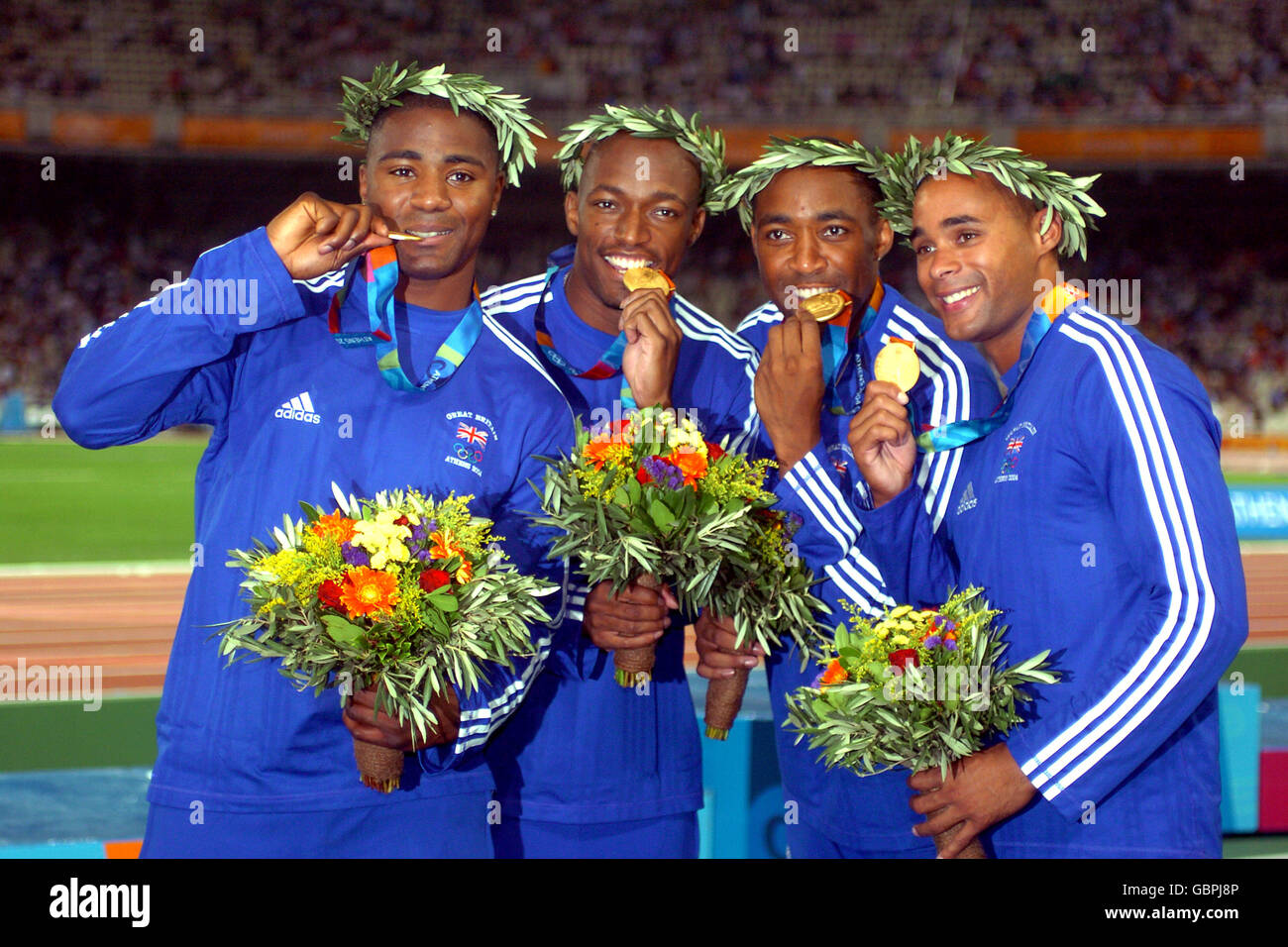 Das britische 4x100-m-Staffelteam Mark Lewis-Francis, Marlon Devonish, Darren Campbell und Jason Gardener feiern mit ihren Goldmedaillen Stockfoto