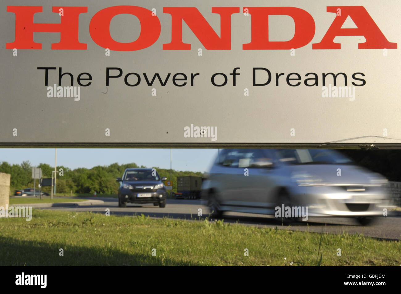 Autos fahren durch den Haupteingang zum Honda-Werk in Swindon. Tausende von Autoarbeitern werden heute nach einer viermonatigen Entlassung in einem der größten Werke Großbritanniens ihre Produktion wieder aufnehmen. Stockfoto