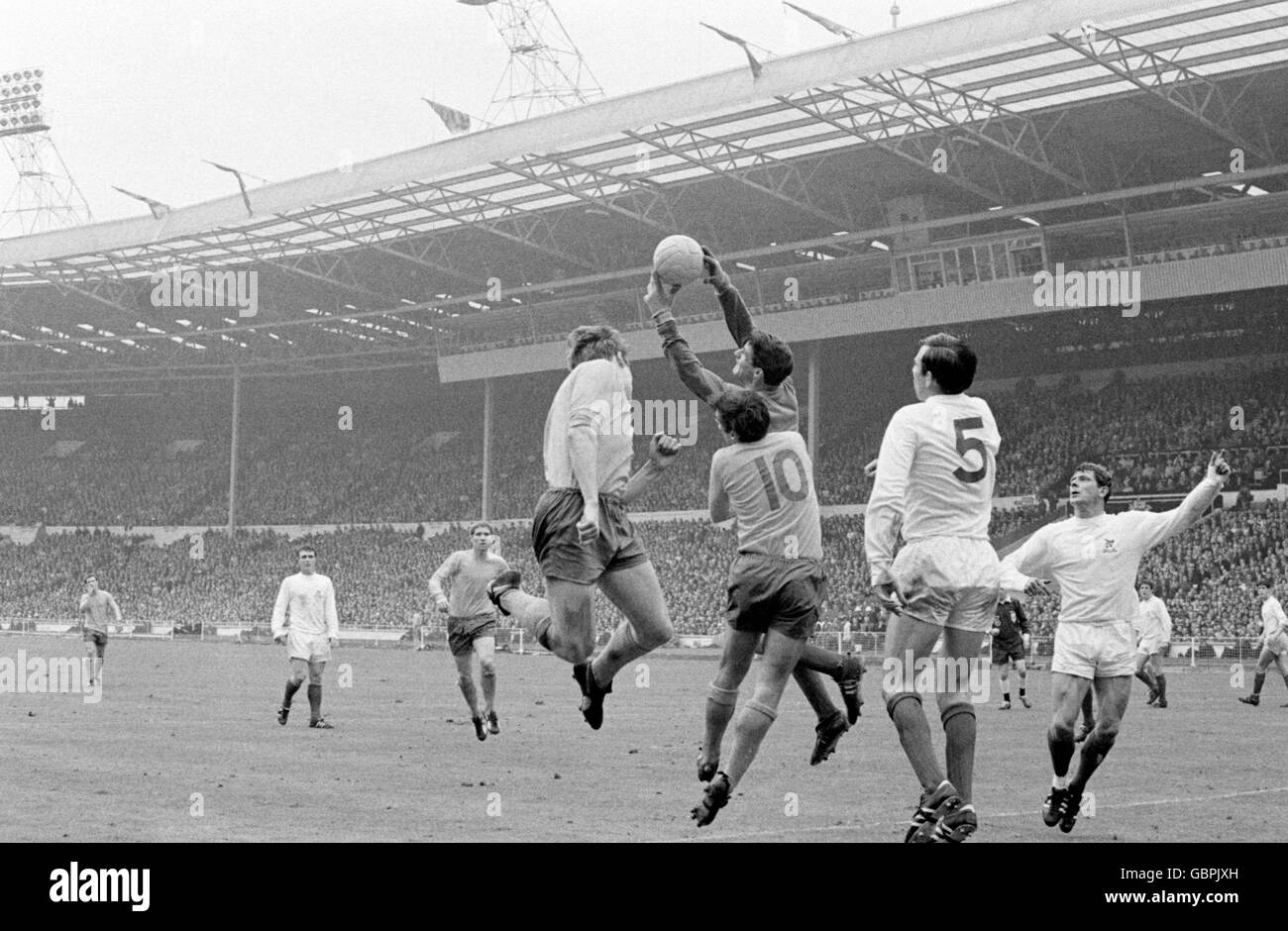 West Bromwich Albion Torwart John Osborne (3. R) Sammelt den Ball unter Druck von Evertons Joe Royle (l) Und John Hurst (zweite l) als Albions John Talbut (Zweite r) und John Kaye (r) schauen Sie sich an Stockfoto