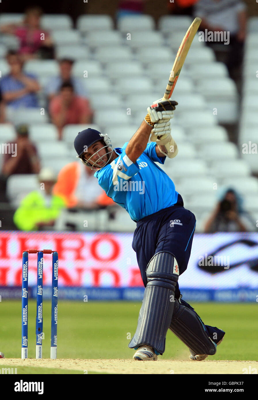 Cricket - ICC World Twenty20 Cup 2009 - Warm Up Match - England gegen Schottland - Trent Bridge. Der schottische Kyle Coetzer trifft eine vier Stockfoto