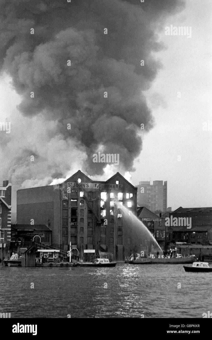 Ein siebenstöckiges Lagerhaus in Brand an der Metropolitan Wharf, Wapping, East London. Mehr als 100 Feuerwehrmänner und 40 Geräte kämpften gegen den Brand. Stockfoto