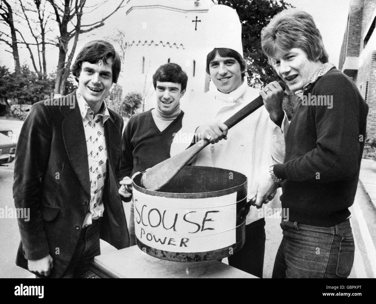 Alles zusammen in ihrem Hotel in Selsdon sind Everton's (von links) Duncan McKenzie, Bryan Hamilton, Bob Latchford und Ken McNaught, die Aston Villa im League Cup Finale in Wembley gegenüberstehen. Stockfoto