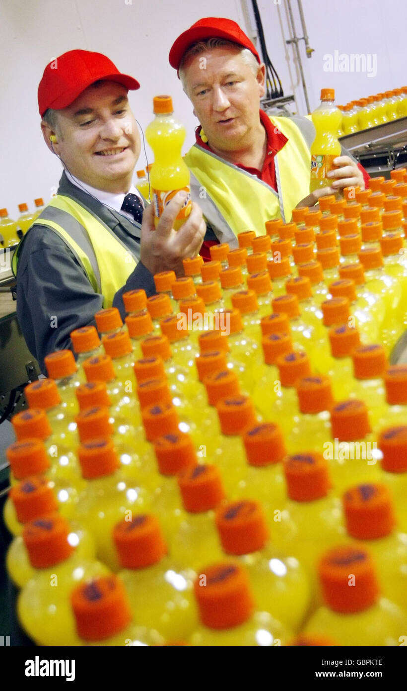 STANDALONE-FOTO der Umweltminister Richard Lochhead (links) spricht mit James Duddy, dem Betriebsleiter von Coca-Cola, während eines Besuchs einer 3 Millionen Null-Abfall-Produktionslinie in East Kilbride, Schottland. Stockfoto