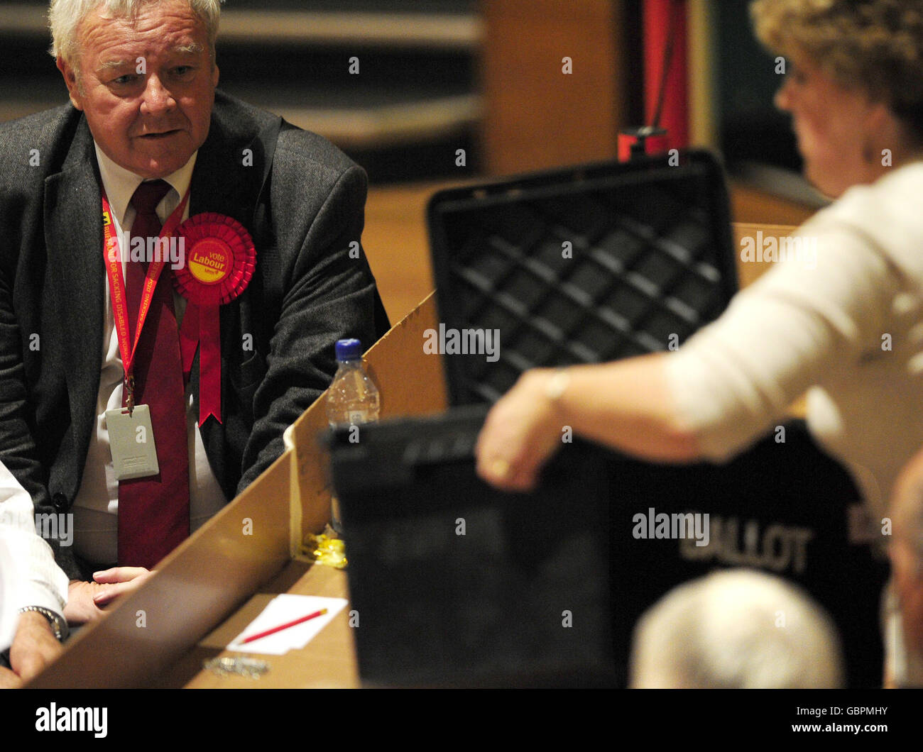 Ein Unterstützer der Labour Party beobachtet, wie Stimmzettel für die lokalen und europäischen Parlamentswahlen sortiert und in Preston gezählt werden. Stockfoto