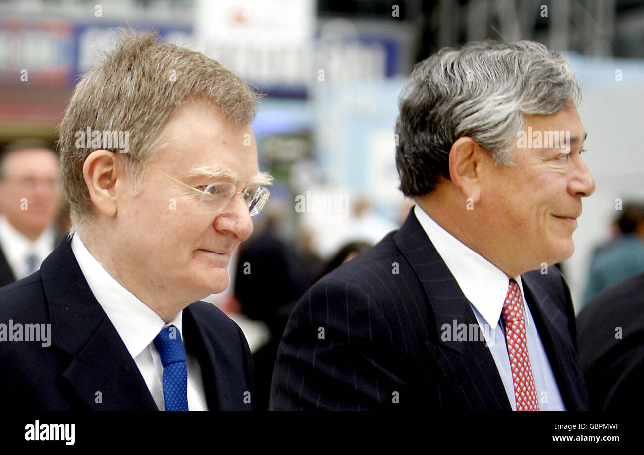 Lord Leitch (links), stellvertretender Vorsitzender der Lloyds Banking Group und Eric Daniels, Chief Executive, treffen vor der Hauptversammlung der Lloyds Banking Group beim SECC in Glasgow ein. Stockfoto