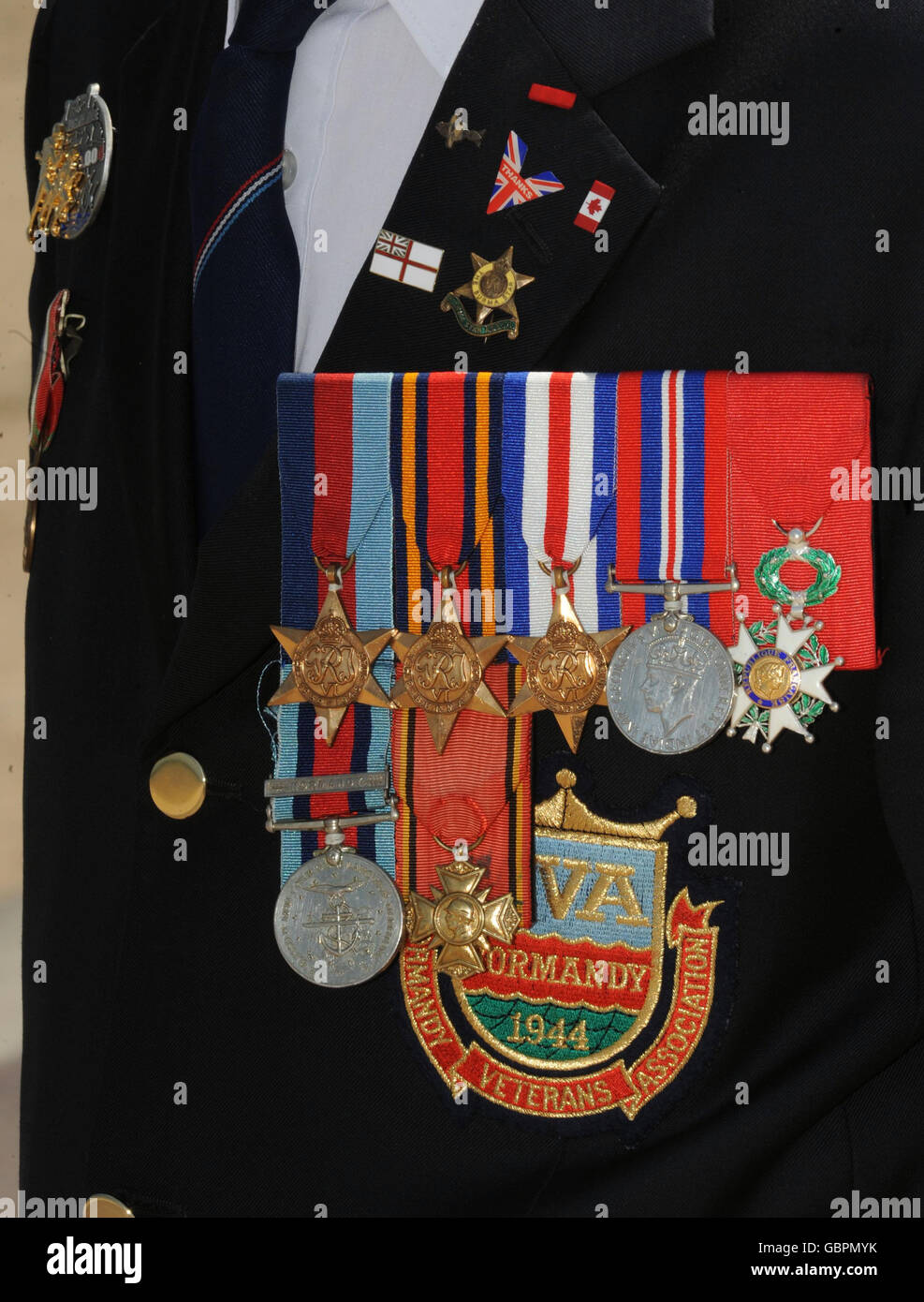 Nahaufnahme der Medaillen des Normandie-Veteranen Peter Thompson, der am 6. Juni seinen 84. Geburtstag feiert, während er an der Stelle steht, an der er 1944 am Sword Beach, Hermanville, am Vorabend des 65. Jahrestages der Landung am D-Day landete. Stockfoto