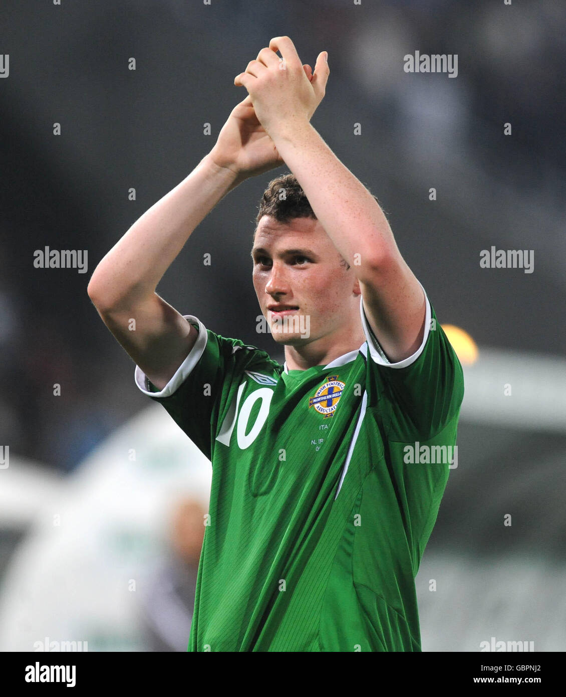 Corry Evans aus Nordirland begrüßt die Fans nach dem International Friendly im Arena Garibaldi Stadium, Pisa, Italien. Stockfoto