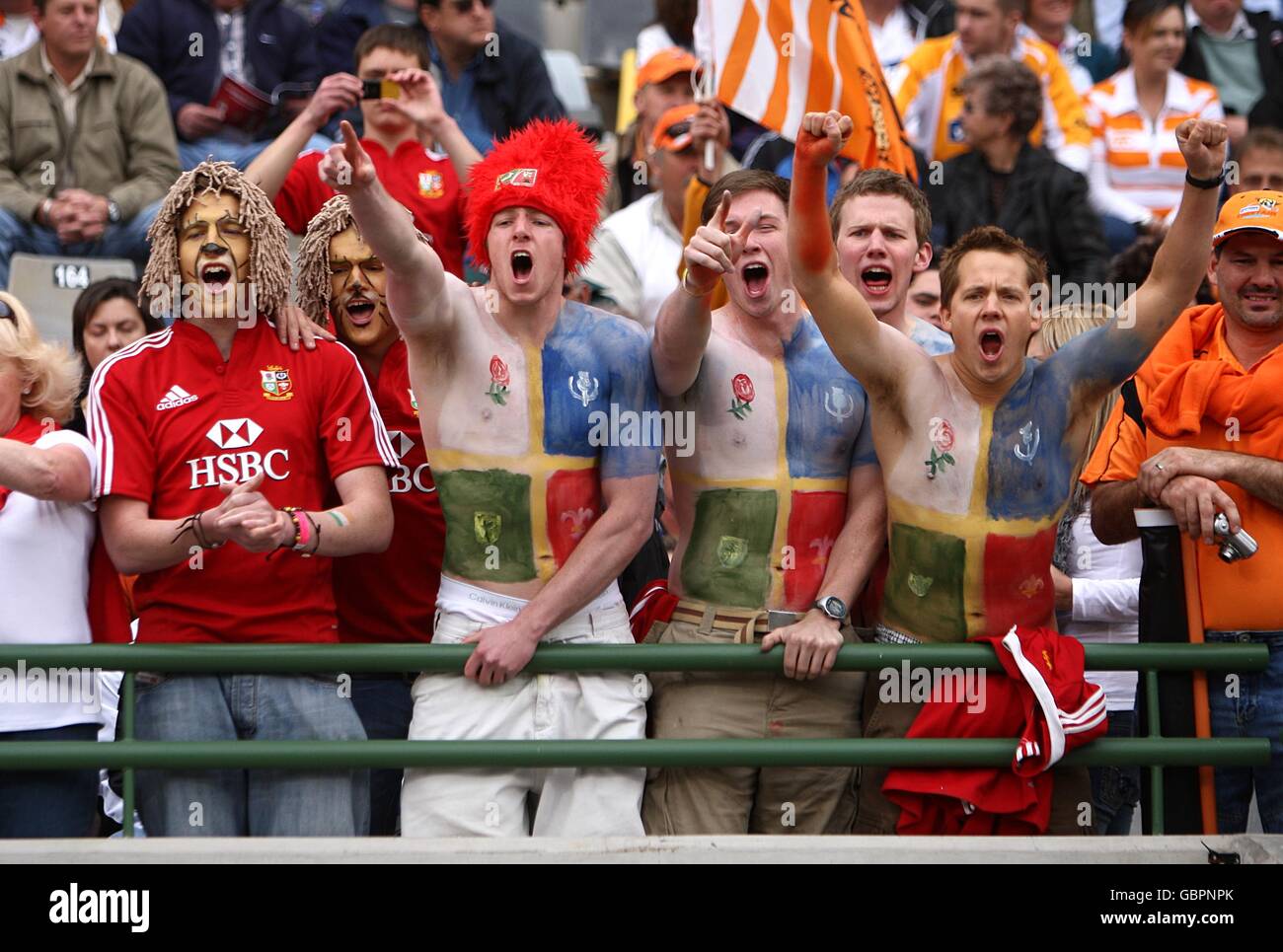 Britische und irische Lions Fans zeigen ihre Unterstützung in der Ständer Stockfoto