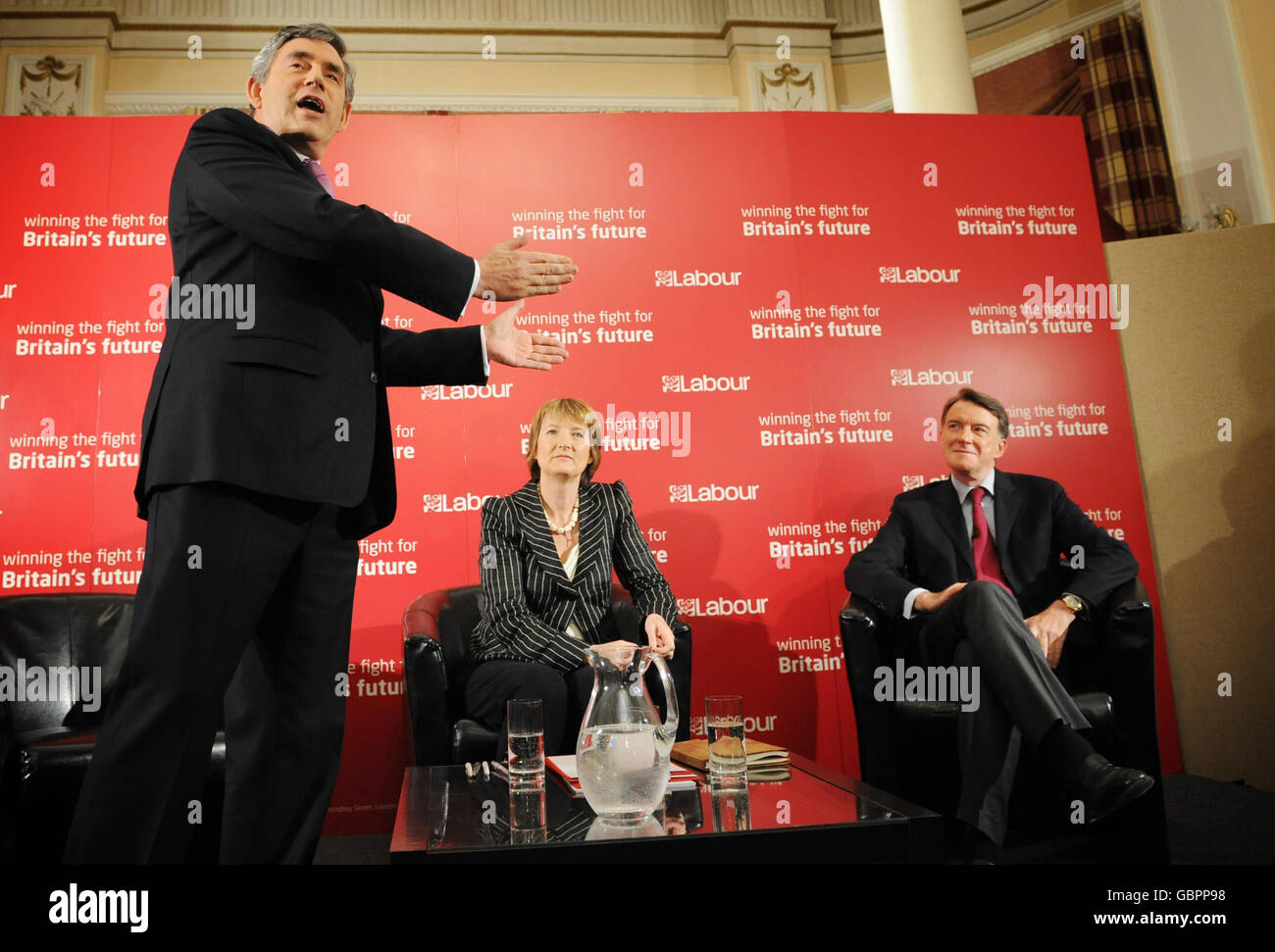 Premierminister Gordon Brown nimmt an einem Treffen in Stratford, Ost-London, Teil, wo er mit lokalen Aktivisten der Labour Party zusammen mit Harriet Harman und Peter Mandelson sprach. Stockfoto