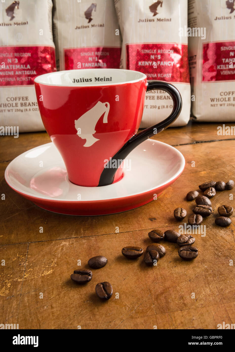Julius Meinl Kaffee Tasse und ganze Kaffeebohnen Stockfotografie - Alamy