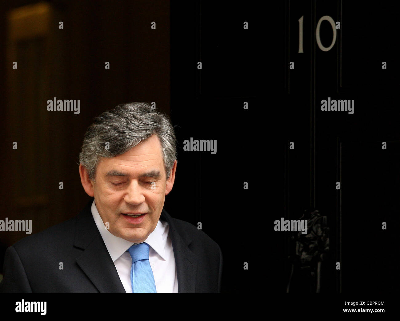Premierminister Gordon Brown verlässt die Downing Street 10 in Westminster, London, um an den Fragen des Premierministers im Parlament teilzunehmen. Stockfoto