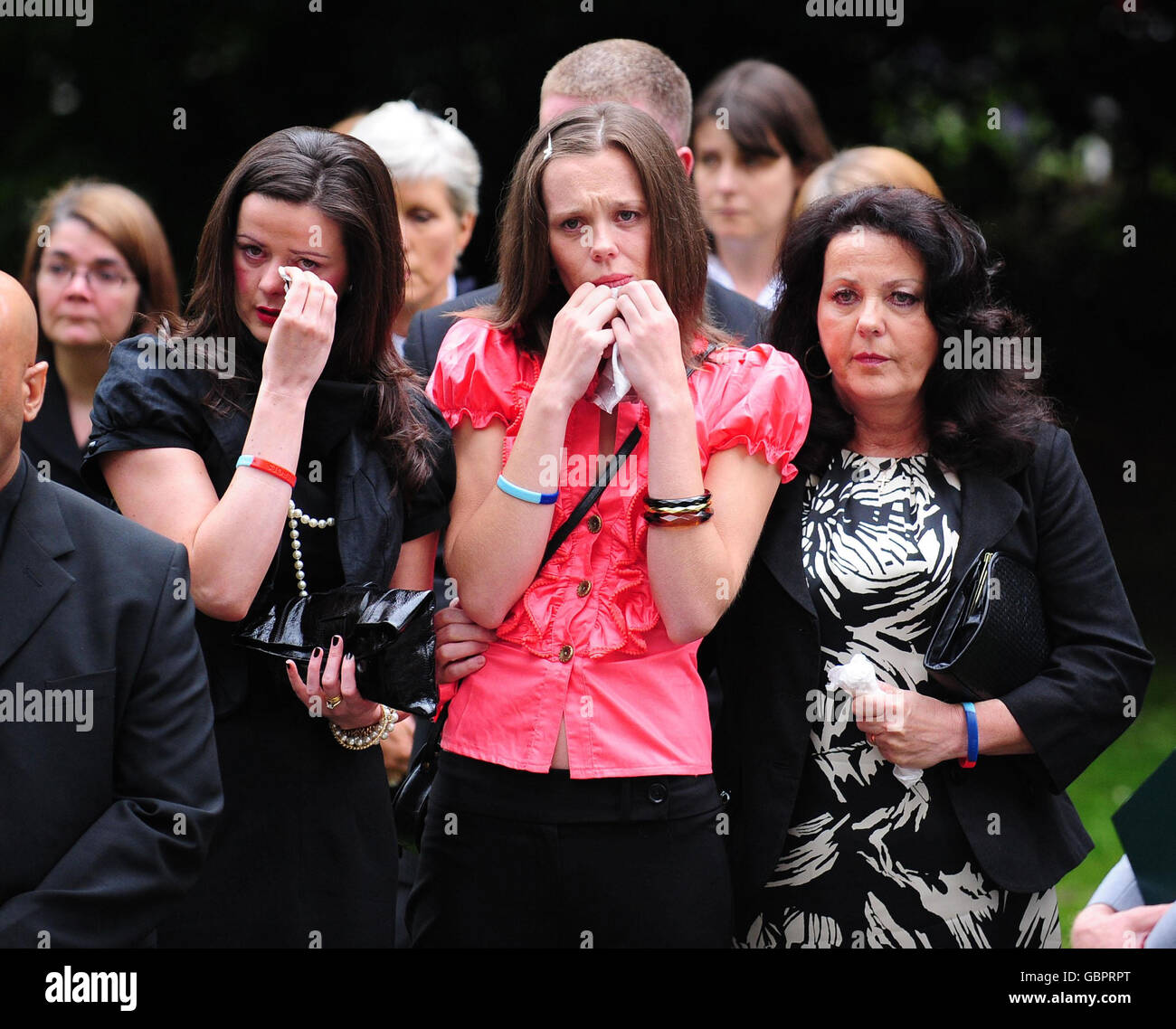 Die Familie des getöteten britischen Soldaten Sapper Jordan Rossi (von links nach rechts) Schwester Kelly Fallon, Schwester Lynsay Fallon und Mutter Theresa Rossi während seines Begräbnisses in der Saltaire United Reform Church, Bradford. Stockfoto