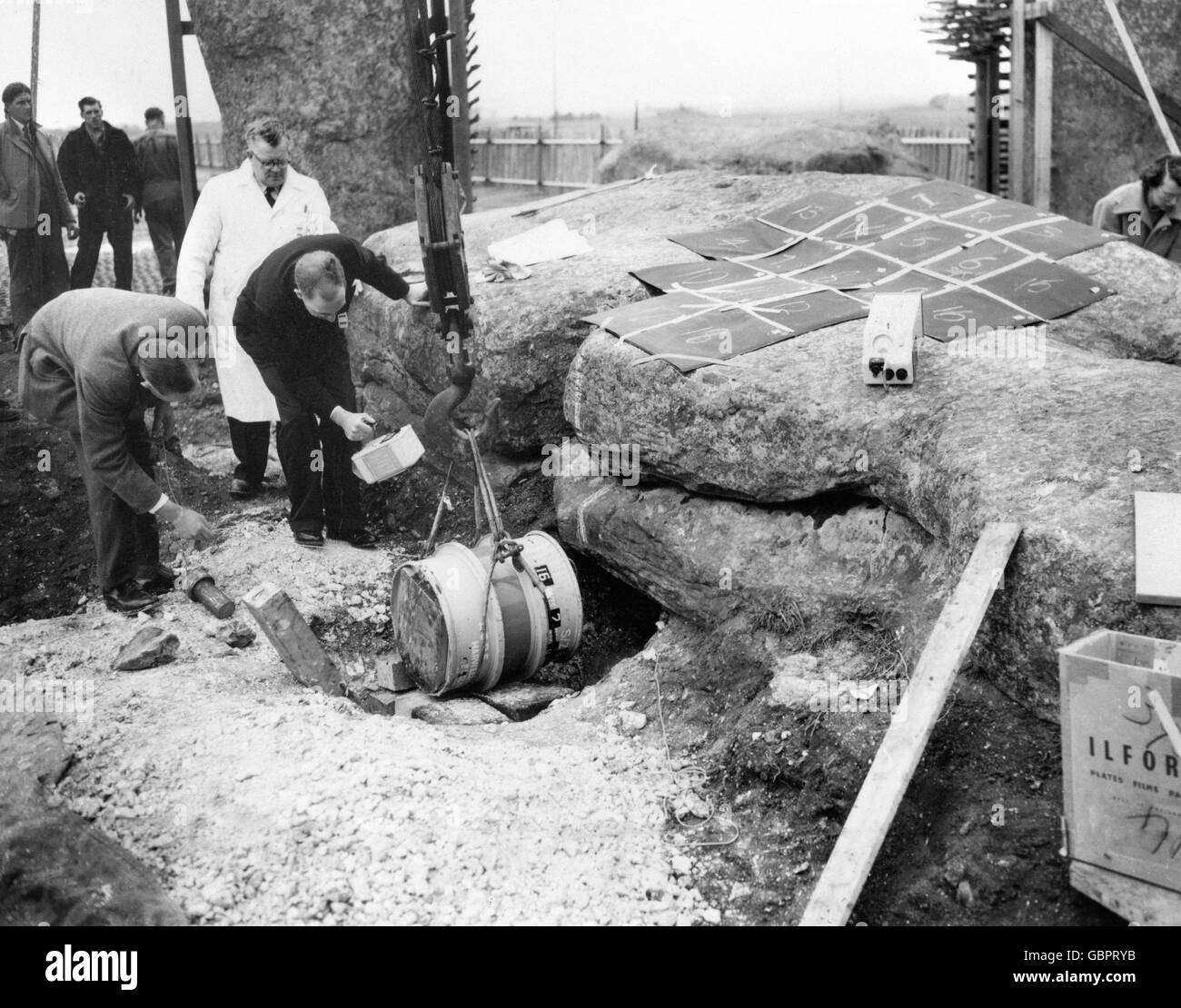 Radioaktives Natrium, das aus dem Stapel von Harwell gestürzt wurde, wurde verwendet, um Risse im 45 Tonnen schweren Trilithon 58 zu erkennen, der letzte der riesigen Steine, die bei der Restaurierung von Stonehenge in der Salisbury Plain an seine ursprüngliche Position gebracht wurden. Stockfoto