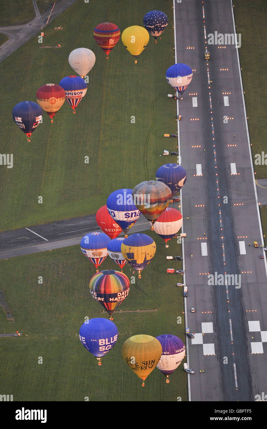 Zum ersten Mal in der Geschichte des Flughafens heben Heißluftballons von der Hauptbahn des Bristol International Airport ab und fliegen in der frühen Morgensonne über den Südwesten. Stockfoto