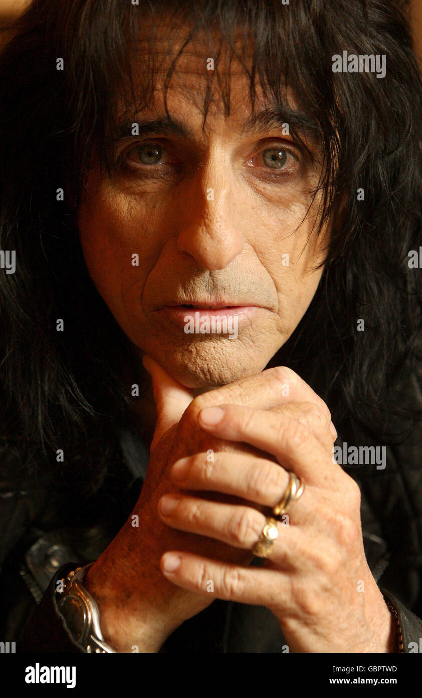 Sängerin Alice Cooper besucht das Saint James Hotel and Club, um seine neue 'Theatre of Death' Tour im Zentrum von London zu promoten. Stockfoto