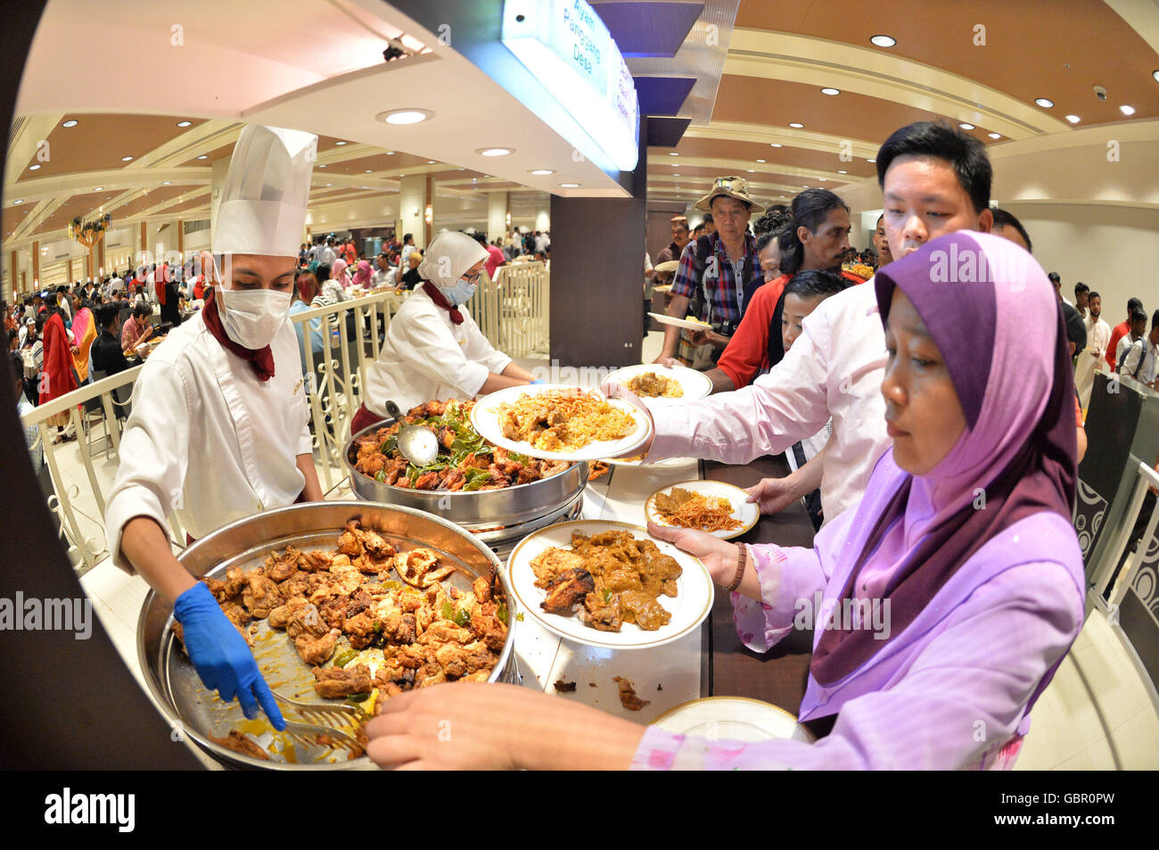 (160707) - BANDAR SERI BEGAWAN, 7. Juli 2016 (Xinhua)--Bruneians und Ausländer in Brunei Schlange gratis Buffet während Hari Raya Aidil Fitri Hausmesse Feier im Palast Istana Nurul Iman in Bandar Seri Begawan, Brunei, 7. Juli 2016. Der Istana Nurul Iman-Palast, die Residenz von Brunei Sultan Haji Hassanal Bolkiah, für das Publikum geöffnet vom 7. Juli bis 9. Juli. Der Sultan, zusammen mit anderen Mitgliedern der königlichen Familie, feiern das jährliche muslimischen Festival der Hari Raya Aidil Fitri mit Bruneians und Ausländer in den Palast, die jeden Besucher mit gratis Buffet und Souvenir. Stockfoto