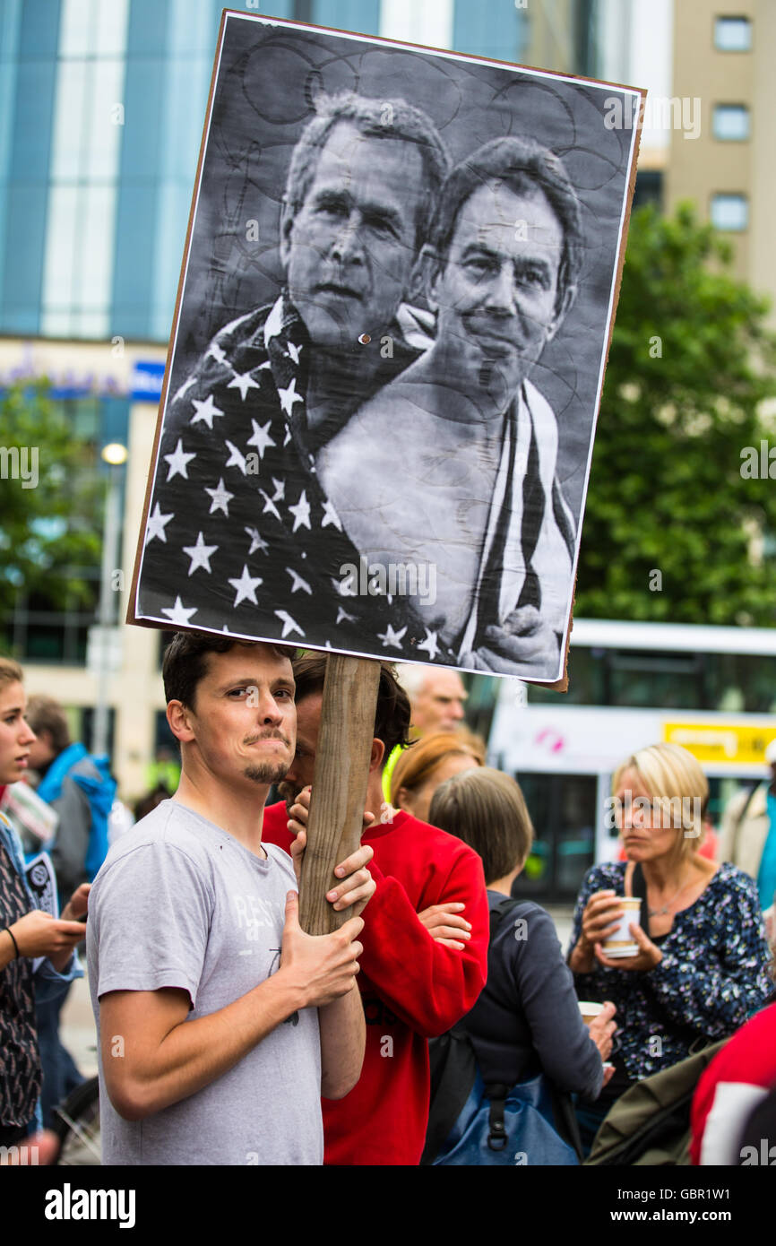 Bristol, UK. 7. Juli 2016. Demonstranten versammelten sich in Bristol als Reaktion auf die Chilcot-Bericht über den Irak-Krieg 2003. Ca. 150 Menschen versammelten sich in der Stadt-Brunnen, die Forderung nach Tony Blair, zur Rechenschaft gezogen werden und "keine Kriege mehr geben". Bristol, UK. 7. Juli 2016. © Redorbital Fotografie/Alamy Live News Bildnachweis: Redorbital Fotografie/Alamy Live-Nachrichten Stockfoto