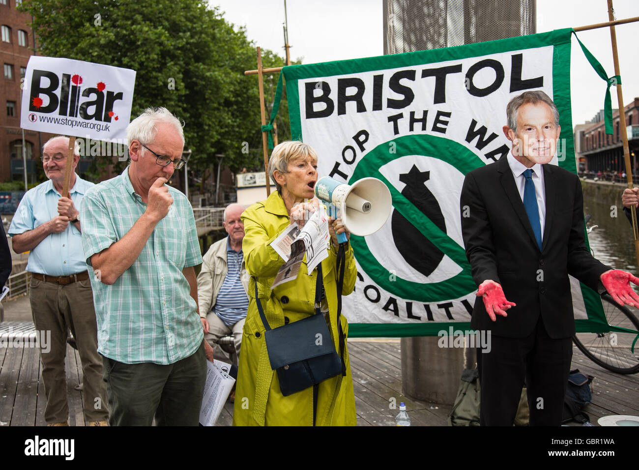 Bristol, UK. 7. Juli 2016. Demonstranten versammelten sich in Bristol als Reaktion auf die Chilcot-Bericht über den Irak-Krieg 2003. Ca. 150 Menschen versammelten sich in der Stadt-Brunnen, die Forderung nach Tony Blair, zur Rechenschaft gezogen werden und "keine Kriege mehr geben". Bristol, UK. 7. Juli 2016. © Redorbital Fotografie/Alamy Live News Bildnachweis: Redorbital Fotografie/Alamy Live-Nachrichten Stockfoto