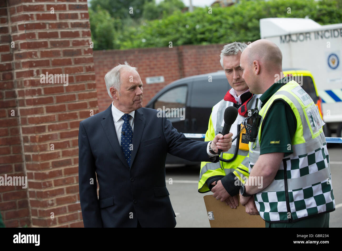 Birmingham, Vereinigtes Königreich. 7. Juli 2016. Nick Owen von zentralen News an der Unfallstelle, wo fünf Arbeiter gestorben sind. Arbeitsunfall bei Hawkeswood Metallrecycling-Standort in Aston Church Road, Nechells, Birmingham, UK. Bildnachweis: Steven Reh/Alamy Live News Stockfoto