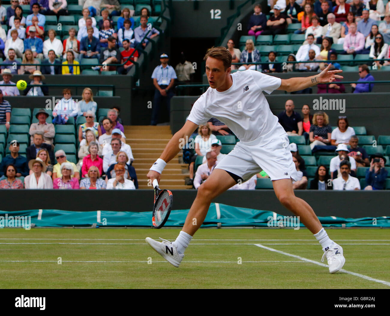 London, UK 7. Juli 2016 All England Lawn-Tennis and Croquet Club, London, England. Wimbledon Tennis Championships Tag 11. Mixed-Doppel dritten Vorrundenspiel zwischen Leander Paes (IND) und Martina Hingis (SUI) und Henri Kontinen (FIN) und Heather Watson (GBR). Kontinen Salven am Netz. Bildnachweis: Action Plus Sport Bilder/Alamy Live News Stockfoto