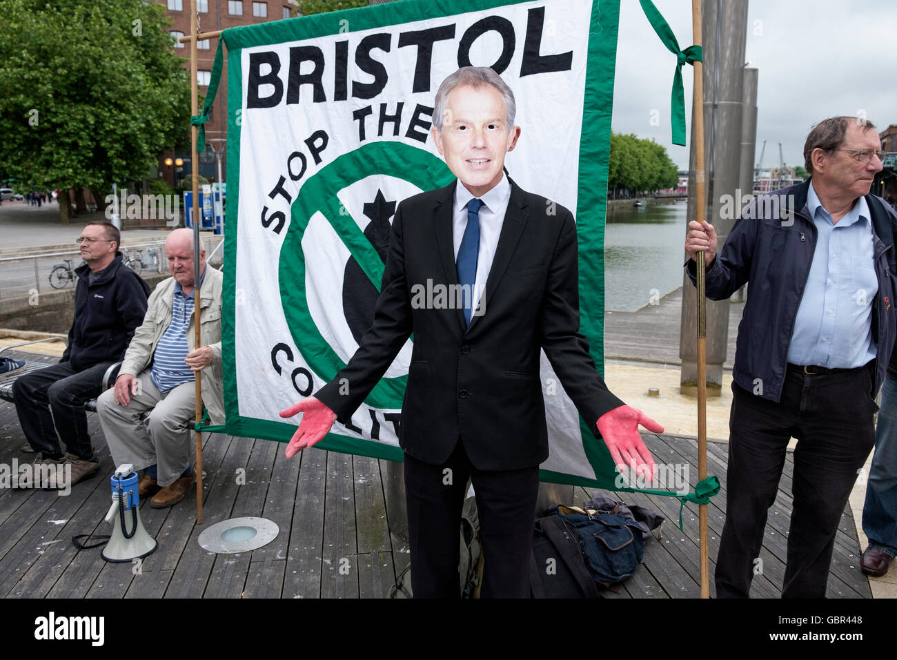 Bristol, UK. 7. Juli 2016. Ein Demonstrant verkleidet, wie Tony Blair bei einer Chilcot Bericht Demonstration abgebildet ist organisiert von Stop The War Coalition zu verlangen, dass alle diejenigen, die Schuld für den Krieg im Irak waren Konto Kredit gezogen sind: Lynchpics/Alamy Live-Nachrichten Stockfoto