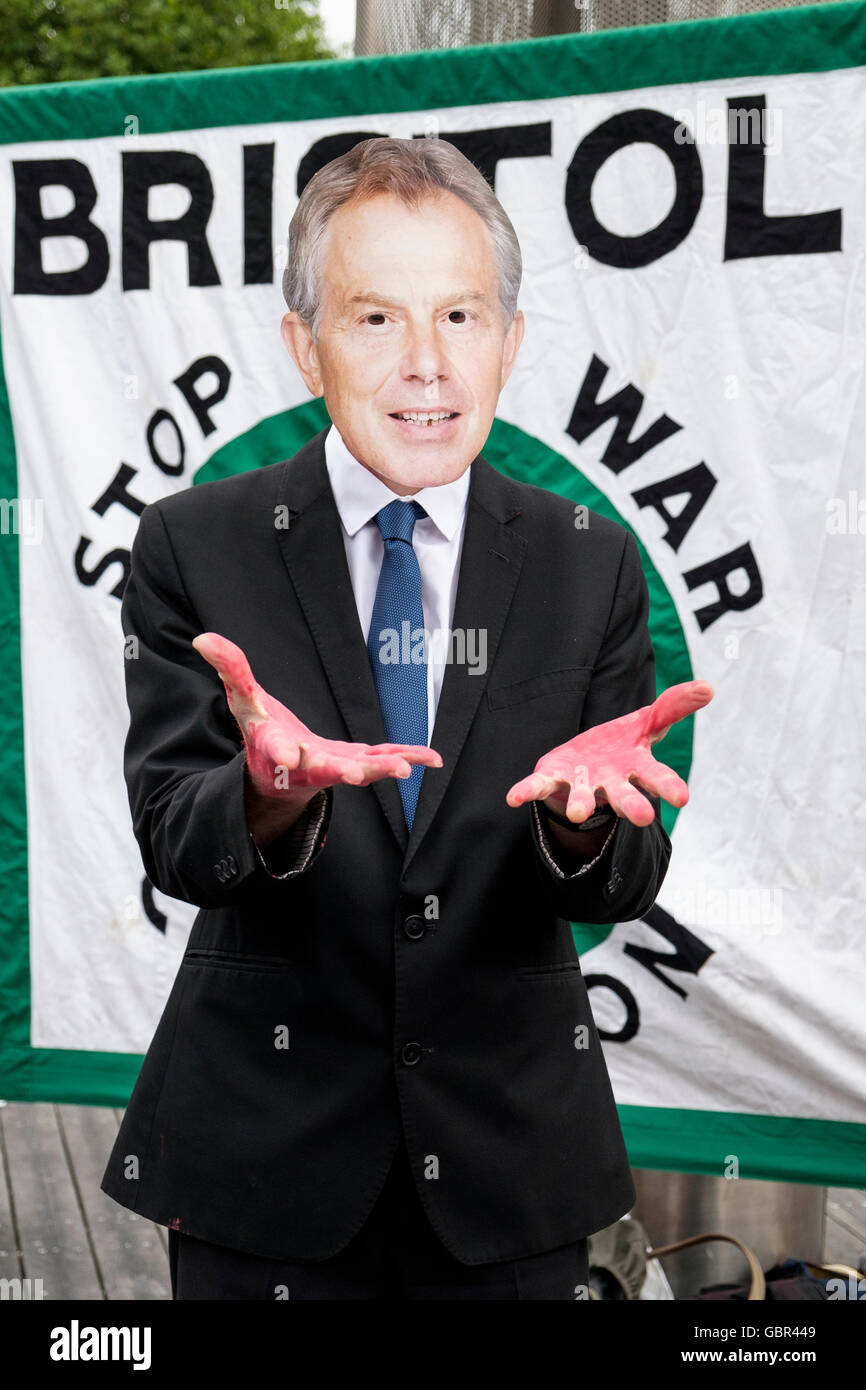 Bristol, UK. 7. Juli 2016. Ein Demonstrant verkleidet als Tony Blair ist abgebildet auf einer Chilcot Bericht Demonstration organisiert von Stop The War Coalition zu fordern, dass alle diejenigen, die Schuld für den Krieg im Irak waren zur Rechenschaft gezogen werden. Bildnachweis: Lynchpics/Alamy Live-Nachrichten Stockfoto