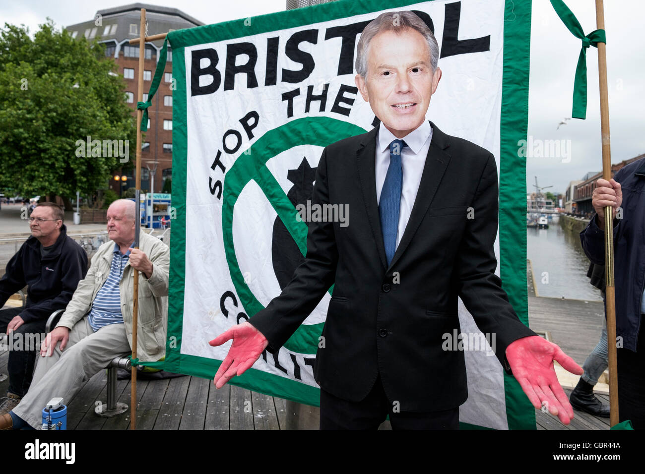 Bristol, UK. 7. Juli 2016. Ein Demonstrant verkleidet als Tony Blair ist abgebildet auf einer Chilcot Bericht Demonstration organisiert von Stop The War Coalition zu fordern, dass alle diejenigen, die Schuld für den Krieg im Irak waren zur Rechenschaft gezogen werden. Bildnachweis: Lynchpics/Alamy Live-Nachrichten Stockfoto