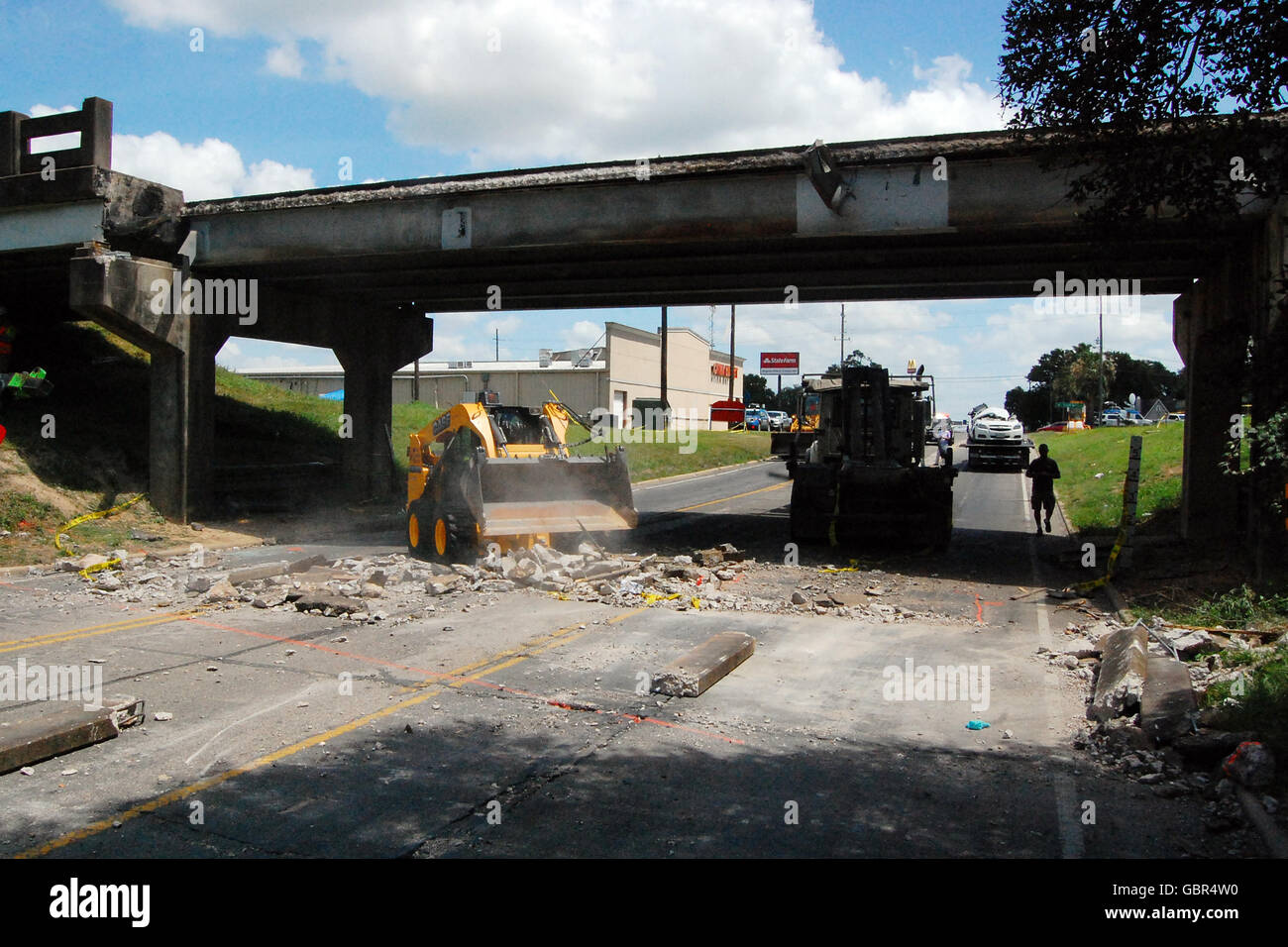 Sealy, USA. 7. Juli 2016. Texas Department of Transport Beamten reinigen Sie die Szene von einem Brückeneinsturz in Sealy, Texas, Vereinigte Staaten, am 7. Juli 2016. Eine Person wurde getötet und mindestens eine andere verletzten am Donnerstag nach einer Autobahn Brücke eingestürzt in West Houston, US-Bundesstaat Texas. © Jia Zhong/Xinhua/Alamy Live-Nachrichten Stockfoto