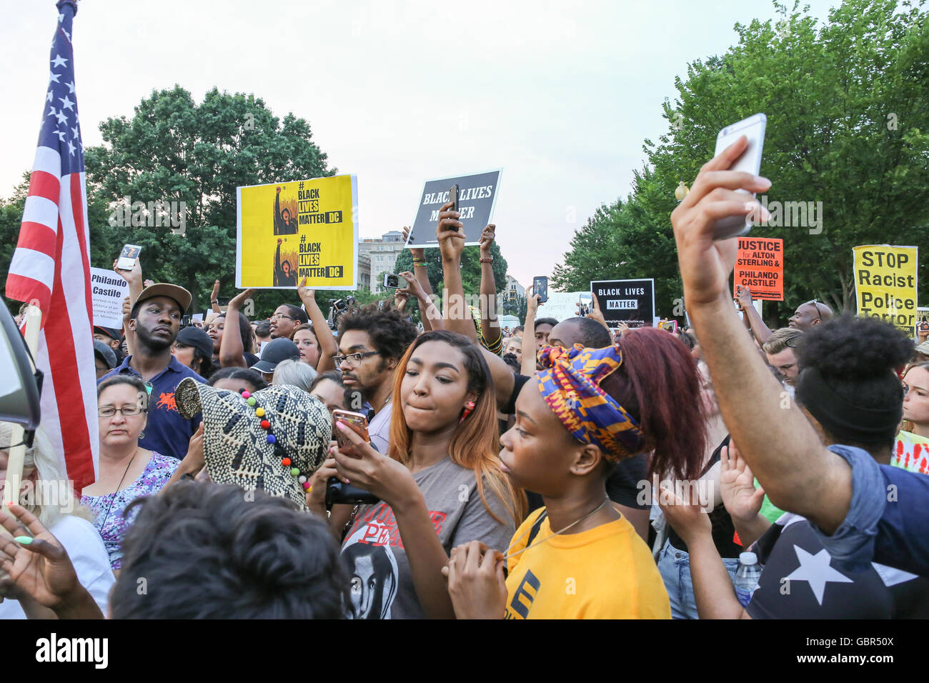 Demonstranten versammeln sich vor dem weißen Haus nach den letzten Polizei Shootings Alton Sterling und Philando Kastilien beteiligt Stockfoto