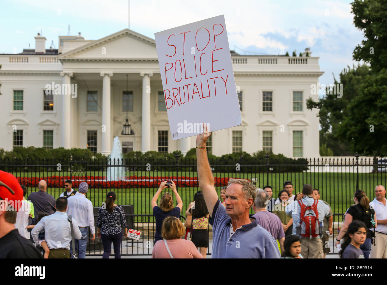 Demonstranten versammeln sich vor dem weißen Haus nach den letzten Polizei Shootings Alton Sterling und Philando Kastilien beteiligt Stockfoto