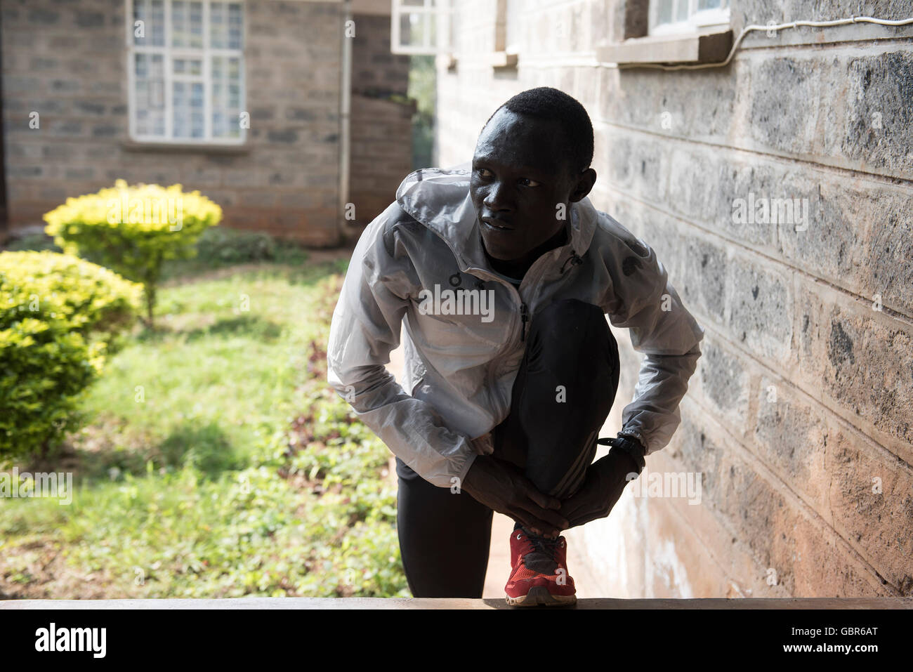 (160708)--NAIROBI, 8. Juli 2016 (Xinhua)--Südsudan Flüchtling Athlet trainiert Paulo Amotun Lokoro an einem Trainingslager in der Nähe von Nairobi, Kenia, 7. Juli 2016. Derzeit sind fünf Flüchtling Läuferinnen und Läufer aus dem Südsudan, die Olympischen Spiele 2016 in Rio De Janeiro teilnehmen werden hier ausgebildet. Zehn Flüchtlinge aus dem Süd-Sudan, Syrien, demokratische Republik Kongo und Äthiopien treten in Rio Olympischen Spielen vertreten die erste jemals Flüchtling Olympic Team (ROT), durch Krieg und soziale Unruhen weltweit vertriebenen Menschen Hoffnung geben. (Xinhua/so Ruibo) Stockfoto