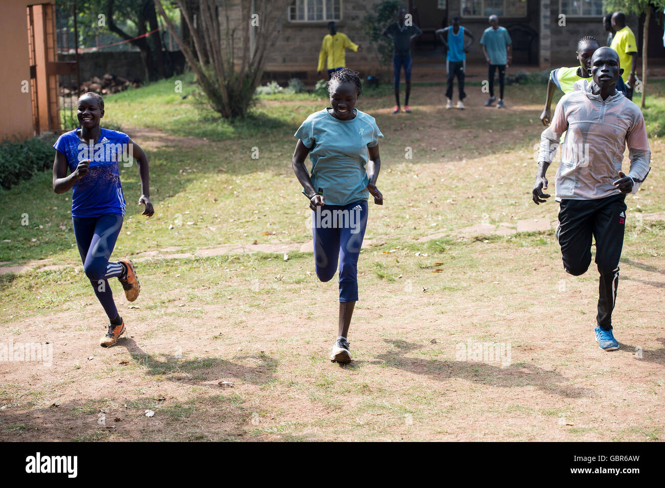 (160708)--NAIROBI, 8. Juli 2016 (Xinhua)--Süd-Sudan Flüchtling Athlet Rose Nathike Lokonyen (2. L) an einem Trainingslager in der Nähe von Nairobi, Kenia, 7. Juli 2016 trainiert. Derzeit sind fünf Flüchtling Läuferinnen und Läufer aus dem Südsudan, die Olympischen Spiele 2016 in Rio De Janeiro teilnehmen werden hier ausgebildet. Zehn Flüchtlinge aus dem Süd-Sudan, Syrien, demokratische Republik Kongo und Äthiopien treten in Rio Olympischen Spielen vertreten die erste jemals Flüchtling Olympic Team (ROT), durch Krieg und soziale Unruhen weltweit vertriebenen Menschen Hoffnung geben. (Xinhua/so Ruibo) Stockfoto